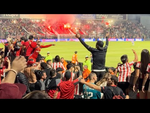 "HINCHADA ESTUDIANTES de La Plata - COPA de La Liga 2024 - CANCHA de PLATENSE" Barra: Los Leales &bull; Club: Estudiantes de La Plata