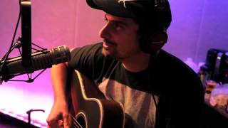 Brad Paisley makes up songs on the spot.