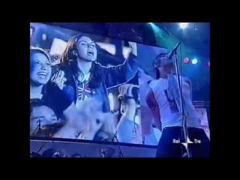 Oasis - Liam Gallagher  - live 1 maggio 2002 (Roma P.zza San Giovanni)