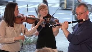 Bach Orchestral Suite by heart in a cafe - Concert des Amis