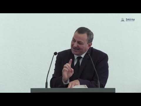 O mulțime Mare Îmbrăcați cu haine Albe și Strigau I Pastor Danut Aschilean