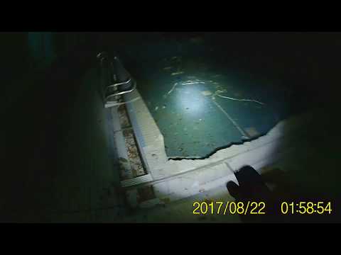 Ein altes verlassenes Schwimmbad