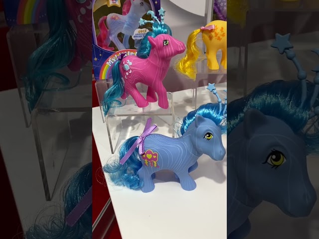 Vídeo relacionado con My Little Pony - Paquete de coleccionista de Figuras de 40 Aniversario, diversión básica, 35338, 6 Personajes clásicos de Pony en diseños Retro Originales, Juego de Regalo de Juguete, Juguetes de