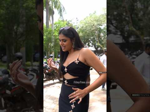Faria Abdullah Chiru Step 👌😎 in front of paps #FariaAbdullah | FilmyTime