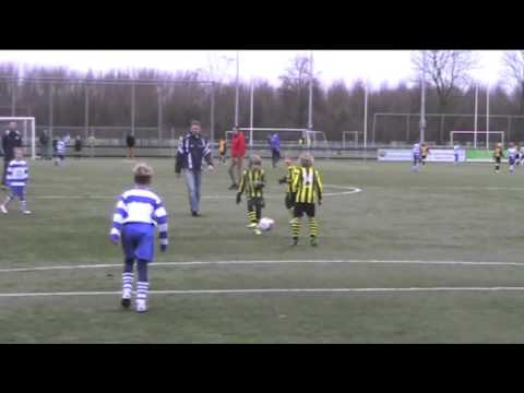 Oliveo F1 - Wilhelmus F2 F-jeugdvoetbal in Pijnaker