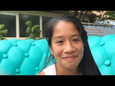 On the couch - Lian Tran en Roos van Reek after winning their tennisdubbles