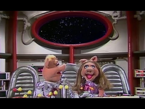 Pigs in Space – Miss Piggy Gets Kicked Off the Ship?! | The Muppet Show (S2E18)