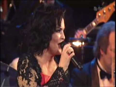 Paula Koivuniemi - Mustalaisnainen