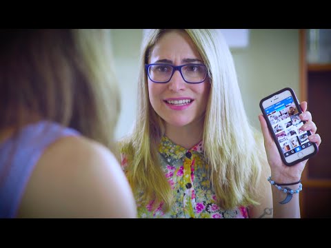 彼女はゲイですか？ (Is She Gay?)