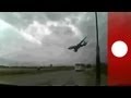 Images spectaculaires d'un crash d'avion