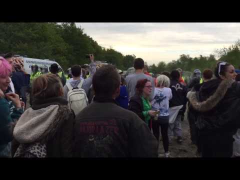 UK tek 2015! Police brutality! Ravers repel riot squad and push them back