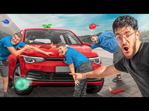 The last person to take their hand out of the car wins! Nadim closes the door on Rémi's finger.