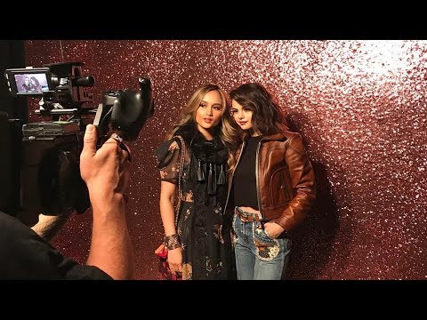 Momen Kocak, Kaki Cinta Laura Terinjak saat Ketemu dengan Selena Gomez