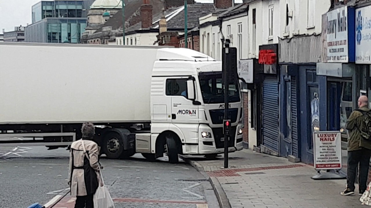 Lorry driver tries illegal U-Turn and blocks off road