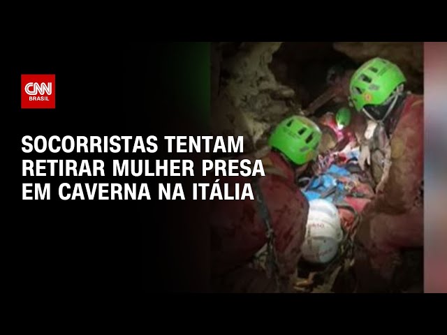 Socorristas tentam retirar mulher presa em caverna na Itália | LIVE CNN