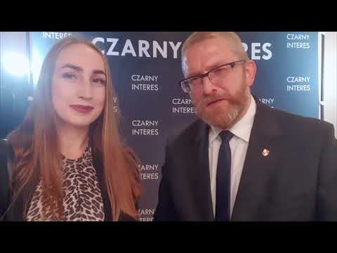 Grzegorz Braun przed wejściem na "Czarny interes"