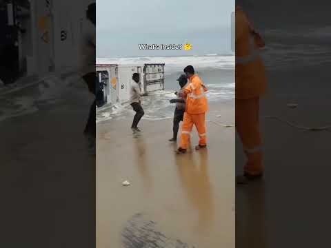 Over 1000 shipping containers get lost at sea each year. C: @ithunanda_sog #oceans #sea #conserv