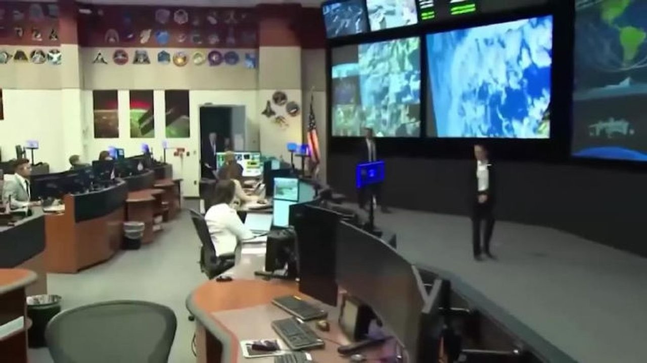 Applauso a Trump mentre entra nella sala di controllo della missione Nasa a Houston
