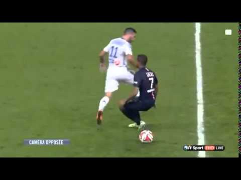 PSG's Lucas Moura beats without touching the ball