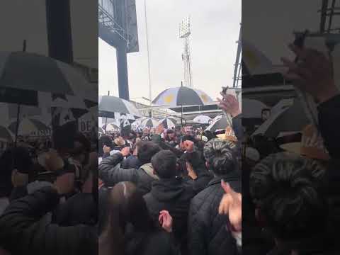 "Tu hinchada loca" Barra: Garra Blanca &bull; Club: Colo-Colo