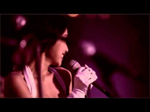 Aimee Saras goes swing.