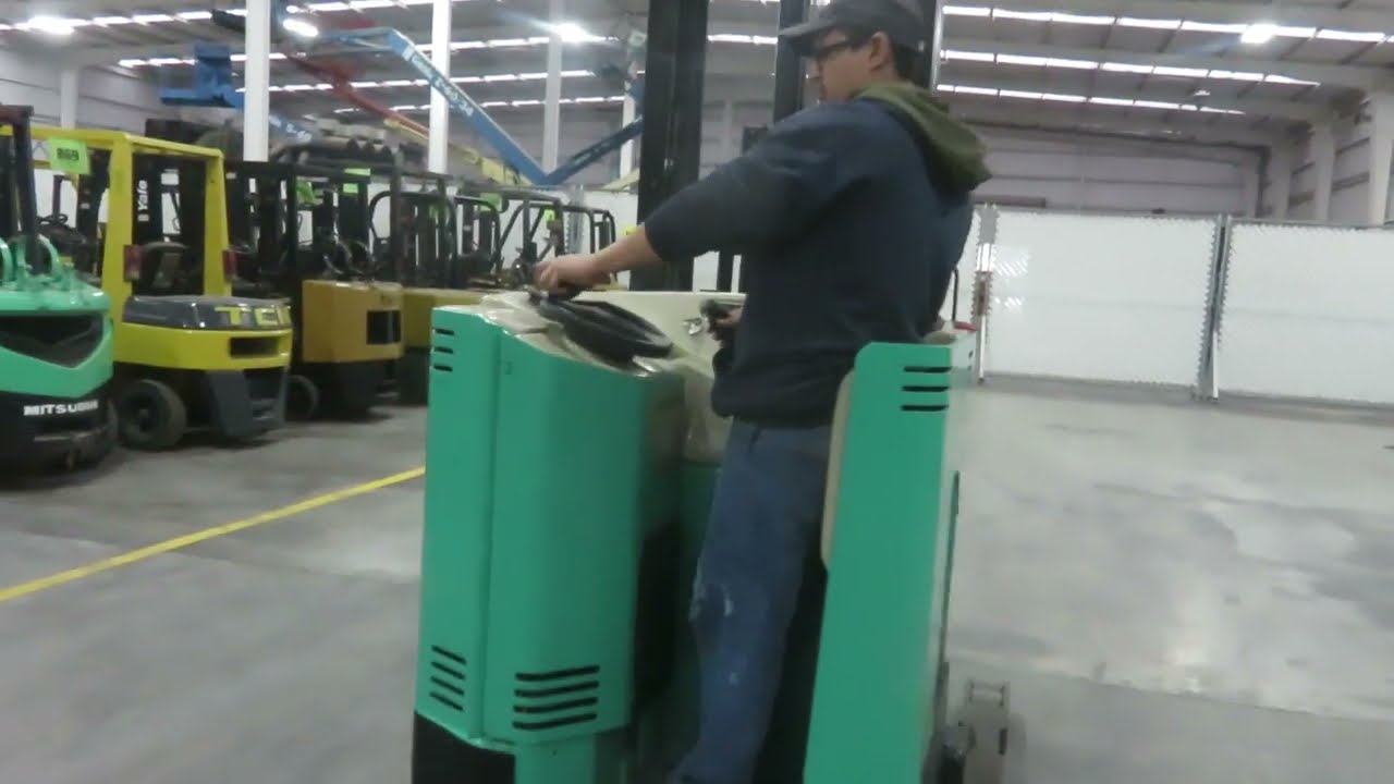 Cómo Operar o Maneja Montacargas Eléctrico Hombre Parado Marca MITSUBISHI Mod ESR36 de 3500 Libras