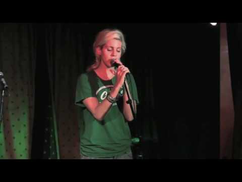 Lana Del Rey singing hundred dollar bill before she was famous @ a bar!