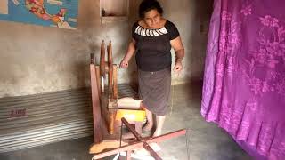 preview picture of video 'Hilando algodón de manera tradicional'