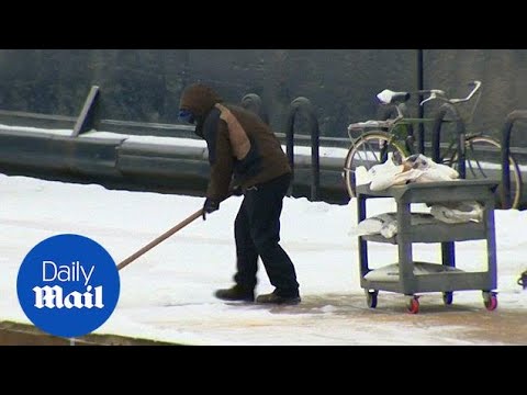 Arctic air sweeps through U.S. keeping it under a deep freeze - Daily Mail