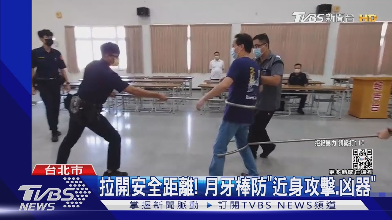 放下!闖紅燈亮刀挑釁 警持「月牙棒」壓制