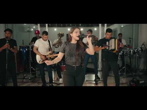 Crisly Ospino - A Besitos (En Vivo)