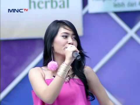 Meggie Diaz feat Vita " Ngamen " - Gentara Mojokerto (14/8)