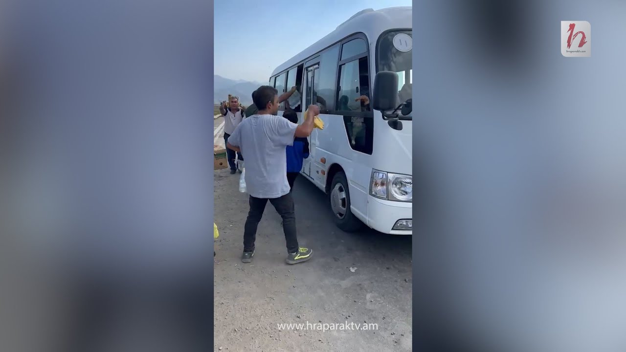 Ինչպես են մարդիկ օգնում Հակարի կամուրջը հատած քաղաքացիներին