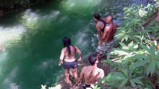 preview picture of video 'Grotte med vandfald i jungle ved Trinidad på Cuba'