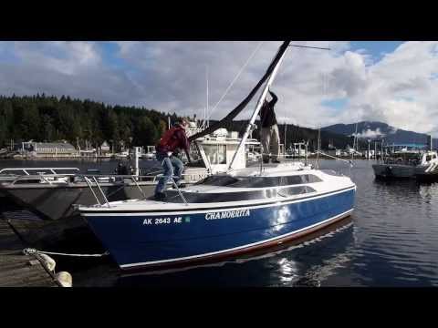 MacGregor 26M Sailboat - Lowering the Mast