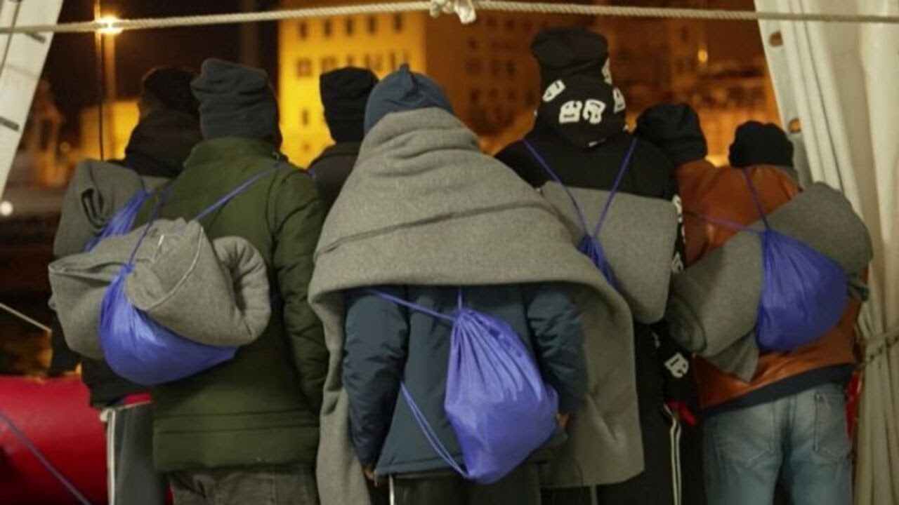 Migranti, le ultime miglia sulla Ocean Viking prima dello sbarco a Savona