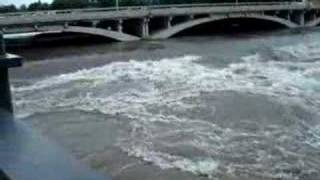 preview picture of video 'Iowa City Dam. Flood 2008, June 12'