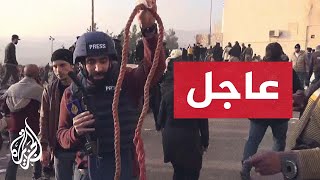 مراسل الجزيرة: يبدو أن فرق الإنقاذ وصلت إلى بعض الزنازين السرية بسجن صيدنايا في ريف دمشق