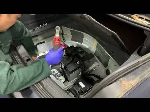 Replace the battery in Audi A6 C7 3.0T (2012–2018)