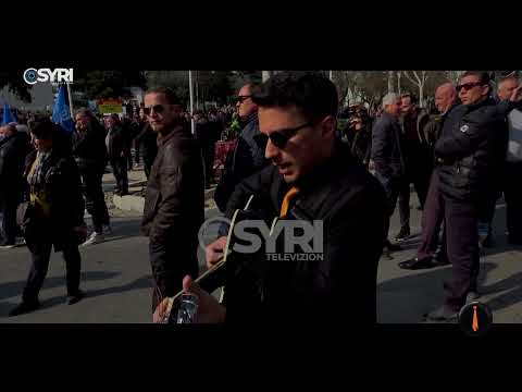 Një këngë për politikanët në dyert e Parlamentit