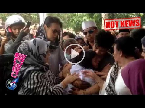 Peluk Ariel, Allea Luapkan Kesedihan - Cumicam