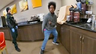 Le dijeron que se fuera, pero decidió luchar contra la policía.