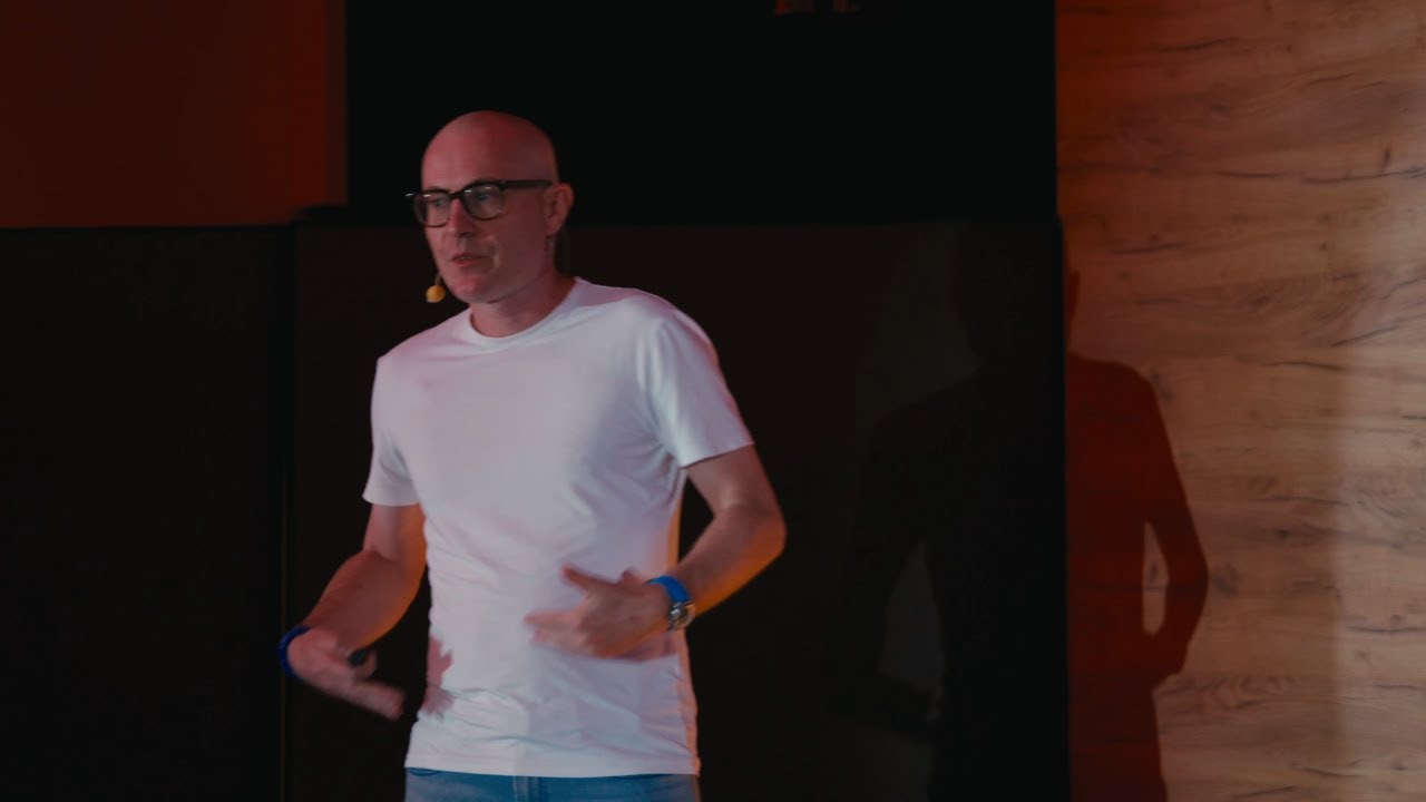 Tam nikogo nie ma! AI; From Illusions to Delusions | Marcin Moskalewicz | TEDxKoźmiński University
