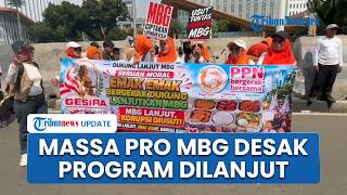 Bawa Poster Prabowo, Emak-emak Demo Minta Program MBG Dilanjutkan: Bikin Semangat Sekolah