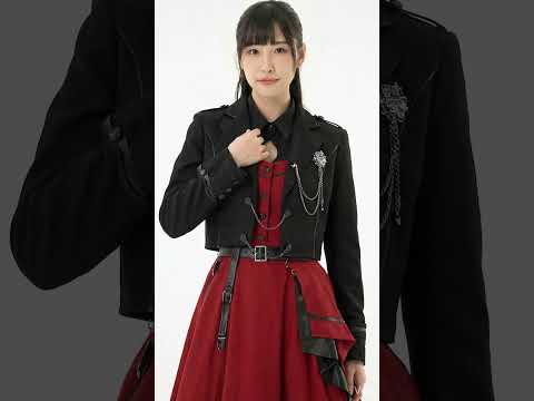 黑外套紅色連身裙制服