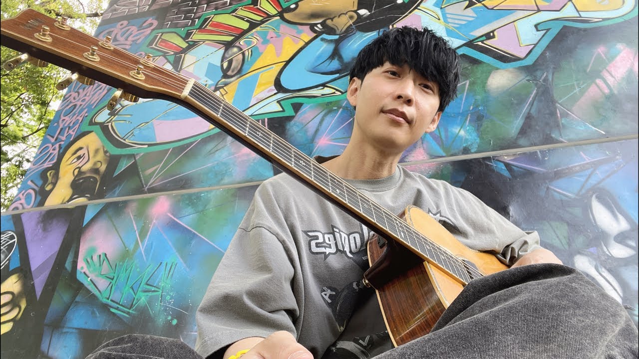 代々木公園で弾き語りをする男