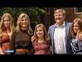 Willem-Alexander en Máxima poseren trots met dochters: vakantie voor Oranjes begonnen - RTL NIEUWS
