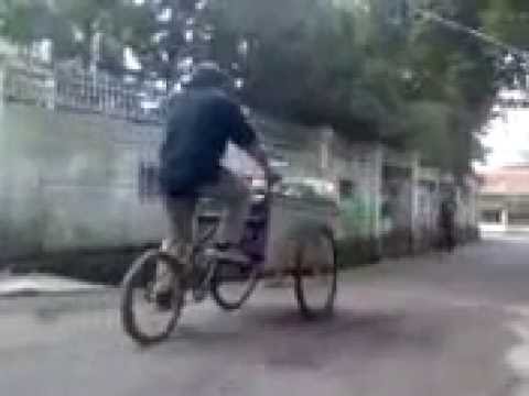 video lucu : ngejar copet apa becak ya??