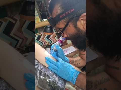 Sesión de tatuaje en el Santuario Chitatero en Puerto Asis Putumayo Colombia Tattoozoety