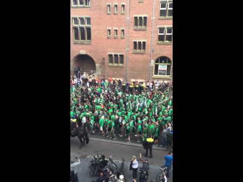 Rapid Vienna fans away at Ajax! Ultras running the street